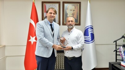 Türkiye Ragbi Federasyonundan Rektör Savaşan’a plaket