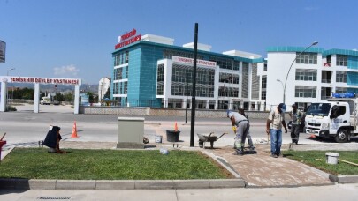 Yeni hastane önüne bas-geç trafik ışıkları monte ediliyor