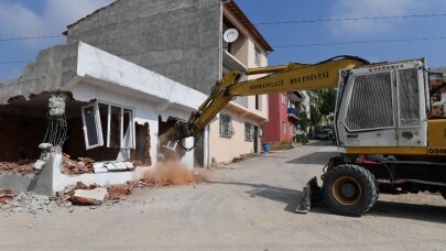 Yüksek gerilim hattı altındaki kaçak binalar yıkıldı