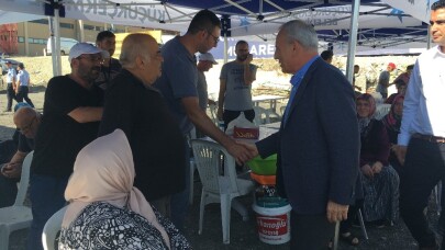 Başkan Çebi, kurban satış ve kesim alanında vatandaşla bayramlaştı