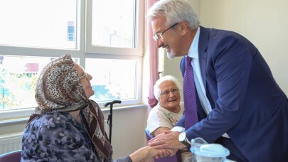 Başkan Erdem önce huzurevi sakinleriyle bayramlaştı