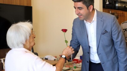 Başkan Gökhan Yüksel ve kreş öğrencileri huzurevi sakinleri ile bayramlaştı