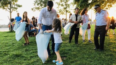 Başkan Yüksel, Kartallılar ile çöp topladı