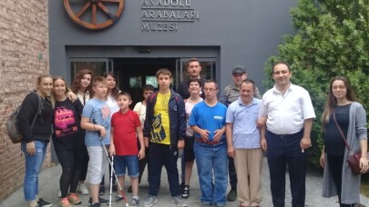 Bizim Ev katılımcıları Anadolu Arabaları Müzesi’ni gezdi