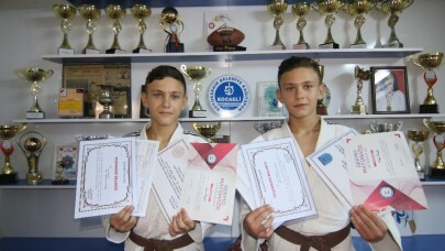 Bu ikizler hem judoda, hem okulda şampiyon