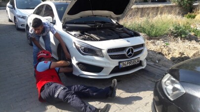 Burhaniye’de aracın motoruna giren kediyi itfaiye çıkardı