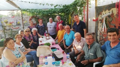 Burhaniye’de okul arkadaşları 53 yıl sonra bir araya geldi