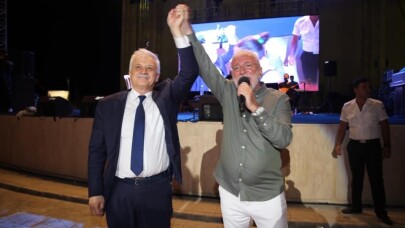 Burhaniye’de Onur Akın konseri coşturdu