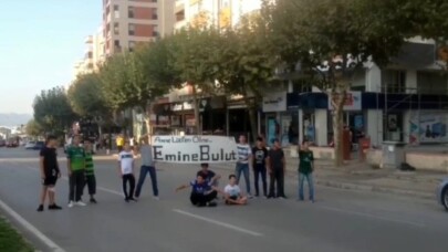 Çocuklar "Anne lütfen ölme" diyerek karayolunu trafiğe kapattı