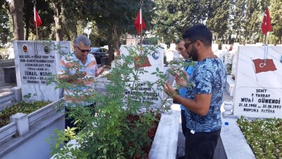 Edirnekapı Şehitliği’nde Kurban Bayramı arifesinde hüzün vardı