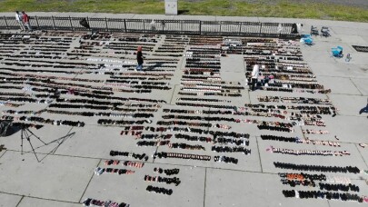 Eminönü’nde sular altında kalan ayakkabılar Yenikapı’da kurutmaya bırakıldı