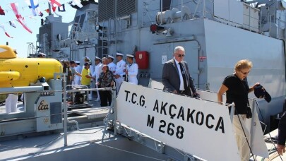 Erdek’te askeri gemiler vatandaşların ziyaretine açıldı