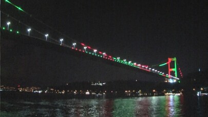 FSM Köprüsü Afganistan bayrağı renklerine büründü