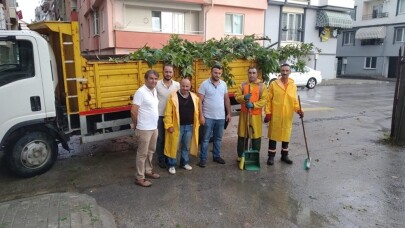 Gemlik Belediyesi ekiplerinden fırtınaya karşı tam not
