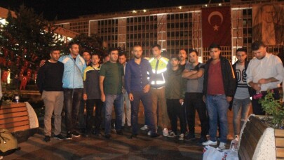 İşçilerin İBB önündeki bekleyişi sürüyor