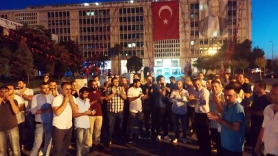 İşten çıkartılan İBB çalışanlarının Saraçhane’deki eylemleri sürüyor