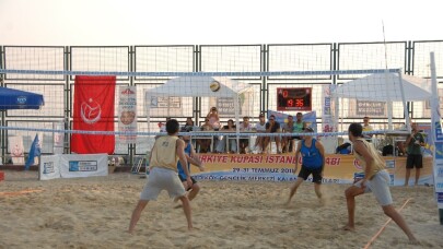 Kadıköy’de plaj voleybolu turnuvasında gençler ve ustalar bir arada