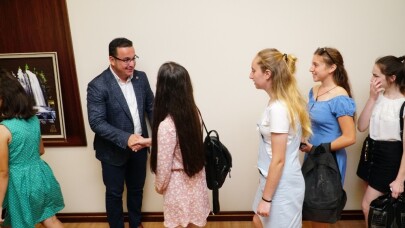 Kanar’ın makam kapısı şeffaf