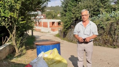 Karasu’da çöpleri toplanmayan mahalleli isyan etti