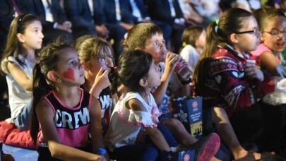 Karesili vatandaşlar atık getirdi, sinema izledi