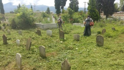 Kartepe’de mezarlıklara bayram bakımı