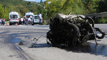Otomobilin motoru 50 metre sürüklendi: 1'i ağır 4 yaralı 