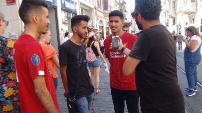 Liverpool ve Chealsea taraftarları Taksim’de gezip döner yedi