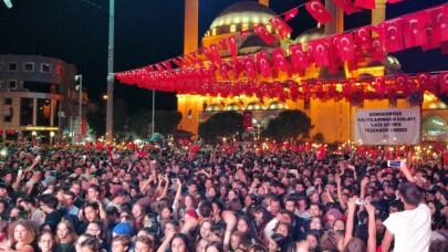 Maltepe’de binlerce kişilik fener alayı