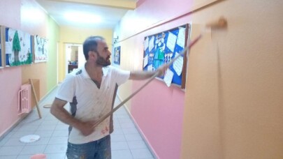 Okul müdürü ve yardımcısı boya fırçalarını eline aldı, okulu 10 bin TL’lik masraftan kurtardı