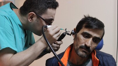 (Özel) Kaşınıyor dediği kulağından sinek larvaları çıktı