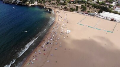 (Özel) Nemden bunalan İstanbulluların akın ettiği Riva plajı havadan görüntülendi