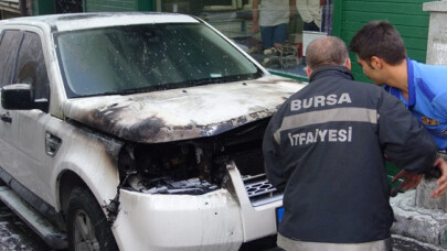 Bursa'da park halindeki lüks cip alev alev yandı 