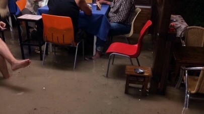 Sel basan kıraathanede hiçbir şey olmamış gibi okey oynamaya devam ettiler