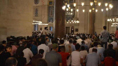 Süleymaniye Camii’nde bayram namazı sonrası sıcak çorba ikramı