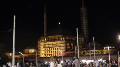 Taksim Camii alemiyle hilal buluştu, vatandaşlar telefona sarıldı