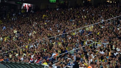 Taraftarlar Fenerbahçeli futbolcuları tribünlere davet etti