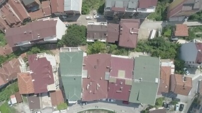 Toprak kayması sonucunda yıkılma tehlikesi ile mühürlenen binalar havadan görüntülendi
