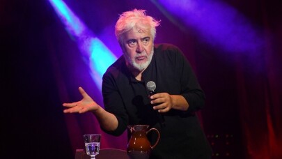 Uğur Yücel ‘Azınlıkta Kaldık’ ile izleyicileri kahkahalara boğdu