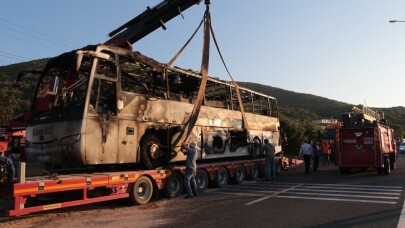 Yanan otobüs kaldırıldı