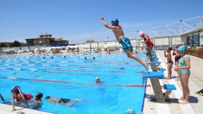 Yüzmeyi sevenler Nilüfer’in havuzlarına akın ediyor