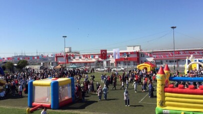 60 metrekarelik ay yıldızlı dev uçurtma İstanbul semalarında