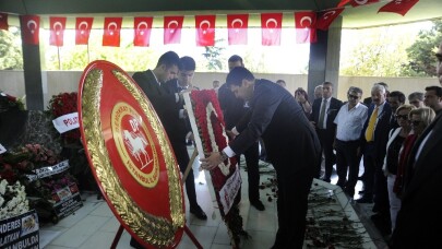 Adnan Menderes kabri başında dualarla anıldı
