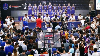 Anadolu Efes, taraftarlarıyla buluştu