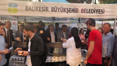 Balıkesir Büyükşehir’den üniversitelilere aşure ikramı