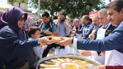 Başkan Göksu’dan vatandaşlara aşure ikramı