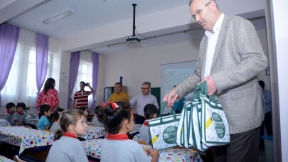 Başkan Özkan’dan öğrencilere hediye