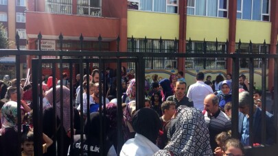 Deprem sonrası veliler okula koştu