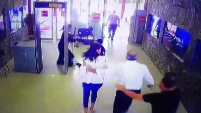 Depreme AVM’de yakalanan vatandaşların panik anları kamerada