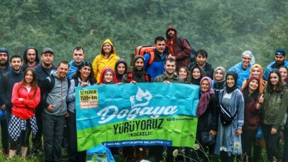 Doğa yürüyüşüne çıktılar, parkurdaki çöpleri tek tek topladılar