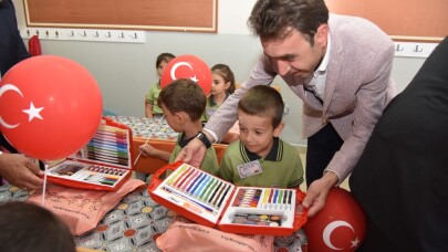 Dursunbey’de öğrencilere kırtasiye seti